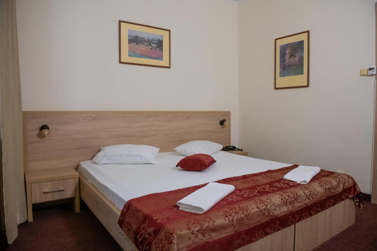 Hotel Panoramic Рымнику-Вылча Экстерьер фото