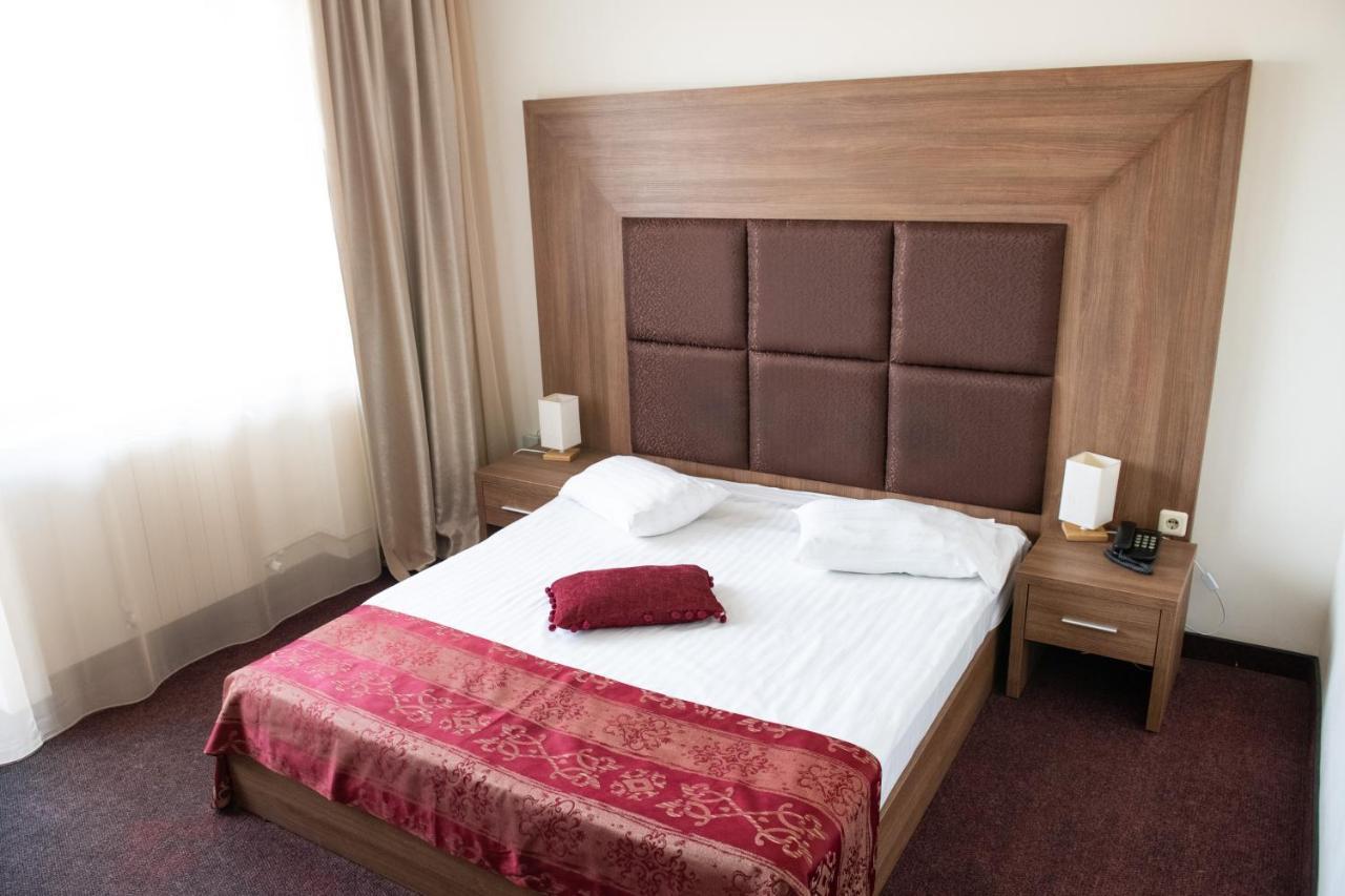 Hotel Panoramic Рымнику-Вылча Экстерьер фото